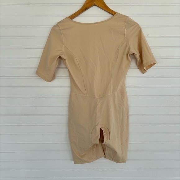 Women’s shaping bodysuit Size Medium - Picture 2 of 7